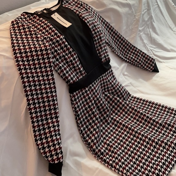 Form fitting 1960’s style dress - Picture 2 of 3